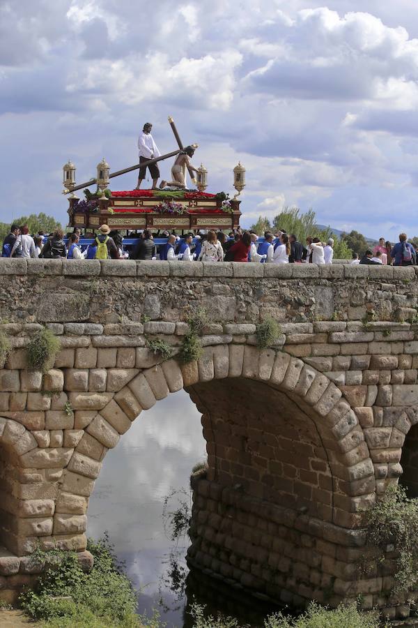 El Cristo de las Tres Caídas, que había sido trasladado al centro de la ciudad para la procesión Extraoridnaria, volvió al polígono tras ser suspendido el desfile.