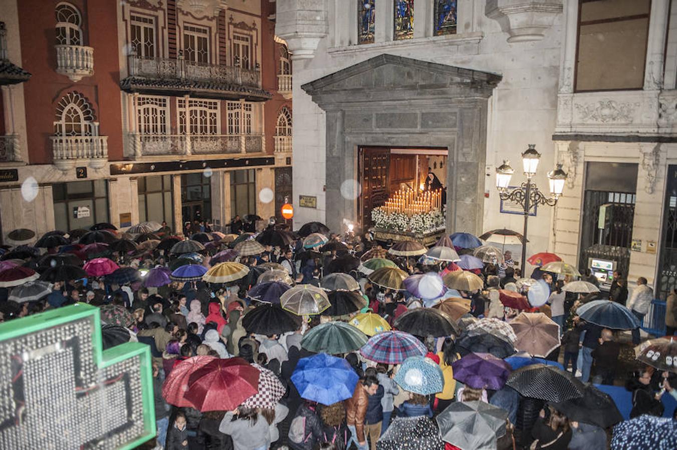 Fotos: Viernes Santo en Badajoz: La Patrona no pudo desfilar al suspenderse la procesión del rosario