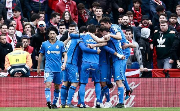 Los jugadores del Getafe celebran uno de los goles. 