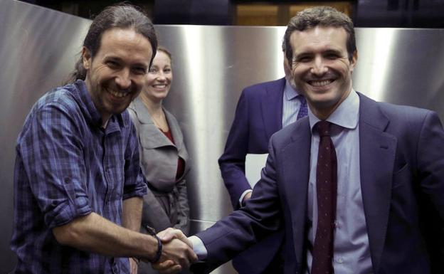 Pablo Iglesias (i) y Pablo Casado. 