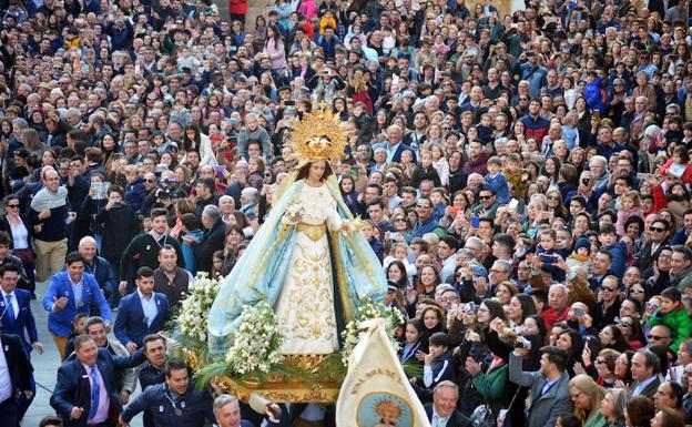 La Virgen de la Aurora corre al encuentro del Cristo Resucitado, en una abarrotada plaza de España, ayer en Villanueva. 