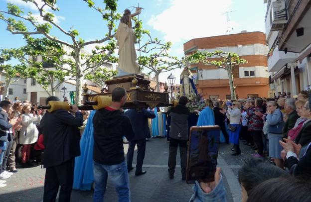 Momento del encuentro entre la virgen y el Resucitado en la plaza Vieja. :: M. A. M. 