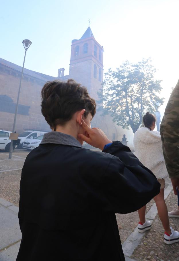 Un niño se tapa los oídos cuando suenan los cohetes.