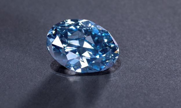 El diamante azul ha sido tallado en forma ovalada. :: EFE