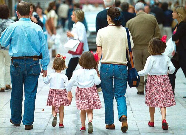 Una familia numerosa pasea por las calles de El Puerto de Santa María (Cádiz). :: r. c.
