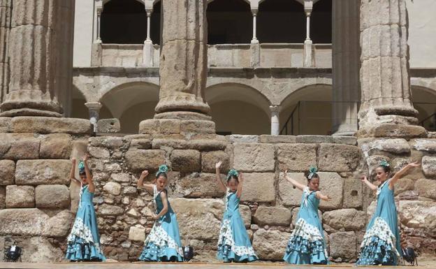 Bailes en el escenario del Templo de Diana:: BRÍGIDO