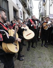 Imagen secundaria 2 - La bajada de la patrona de Cáceres se sobrepone al mal tiempo en su primer año de interés regional