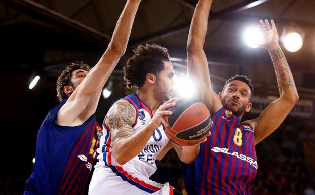 Shane Larkin entra a canasta defendido por Ante Tomic y Adam Hanga. 