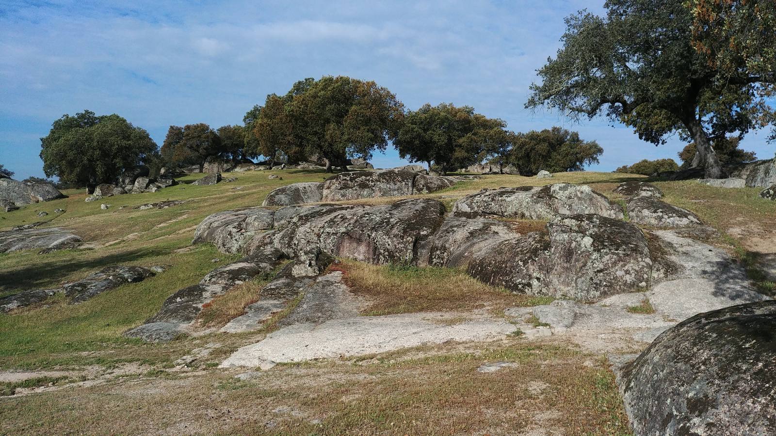 El entorno de la localidad pacenses de La Roca de la Sierra se puede encontrar espectaculares canchales y la Dehesa Boyal, que alberga la Pradera de San Isidro.