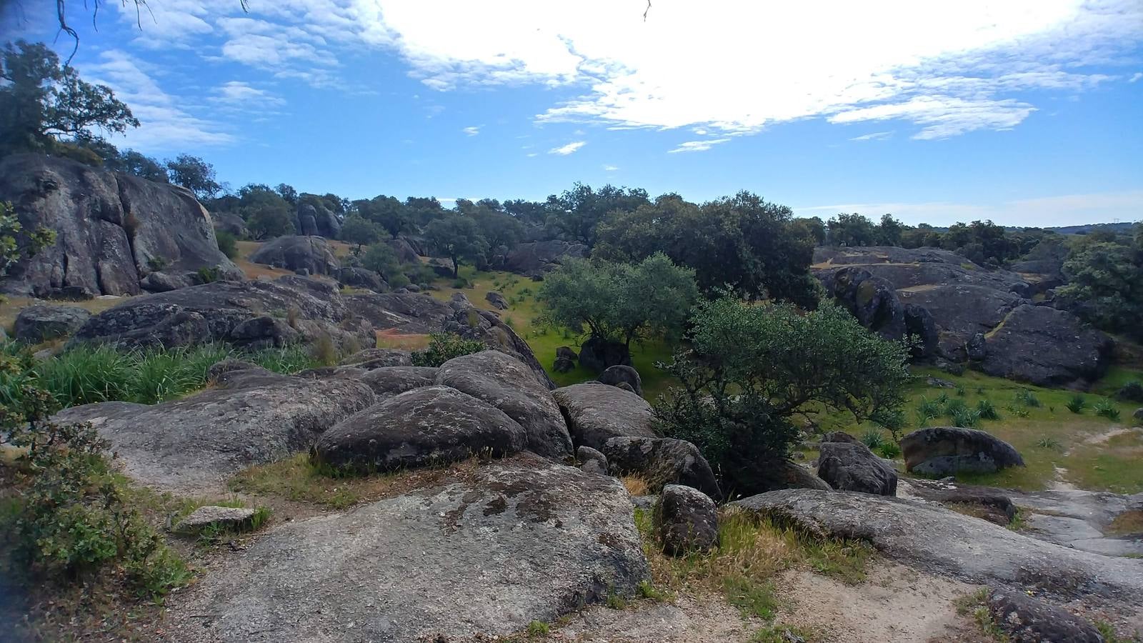 El entorno de la localidad pacenses de La Roca de la Sierra se puede encontrar espectaculares canchales y la Dehesa Boyal, que alberga la Pradera de San Isidro.