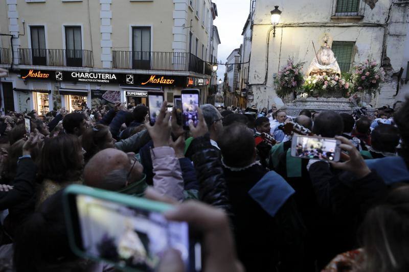 La bajada de la patrona de Cáceres se sobrepone al mal tiempo en su primer año de interés regional