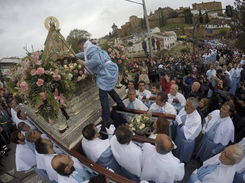 La bajada de la patrona de Cáceres se sobrepone al mal tiempo en su primer año de interés regional