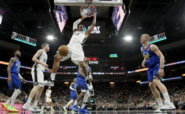 LaMarcus Aldridge machaca el aro. 