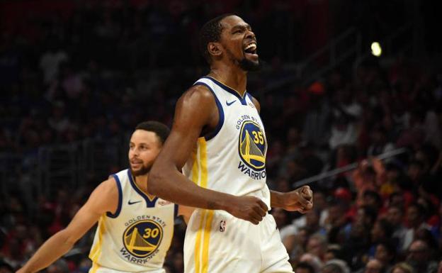 Kevin Durant celebra el pase de los Warriors a las semifinales de la Conferencia Oeste.