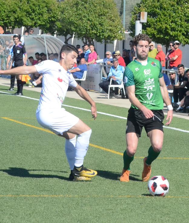 Hormigo y Chechu pugnan por un balón. :: DELGADO