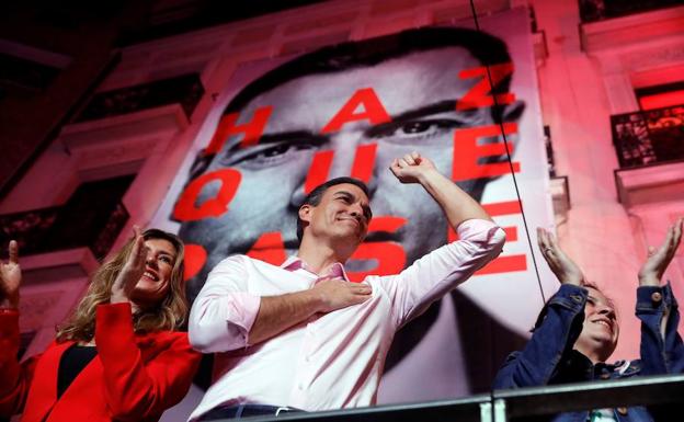Sánchez celebra con sus simpatizantes la victoria del PSOE.