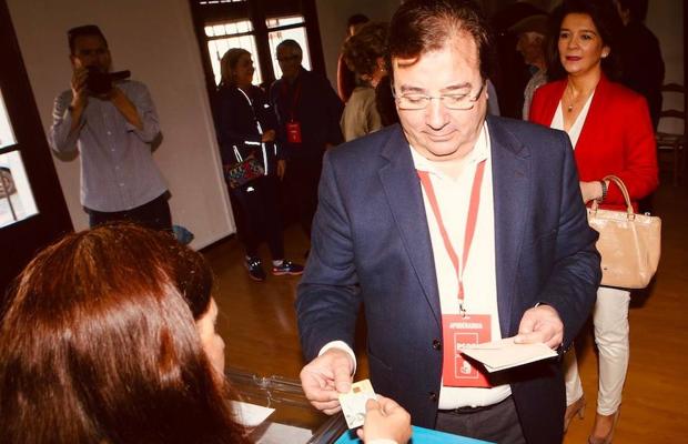 Vara ha votado en la Casa de Cultura de Olivenza. Llegó al colegio electoral acompañado por su mujer:: HOY