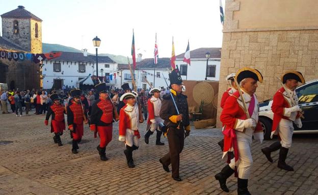 Desfile de los ejércitos por las calles de Romangordo. :: MAM