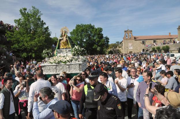 La patrona de la ciudad, la Virgen del Puerto, ayer durante la procesión en la que la acompañaron centenares de placentinos. :: david palma