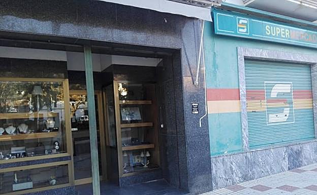 La joyería asaltada está junto a un supermercado. :
