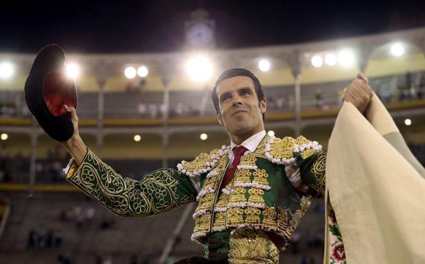 Emilio de Justo, a hombros en la plaza de toros de Las Ventas en septiembre del año pasado. 