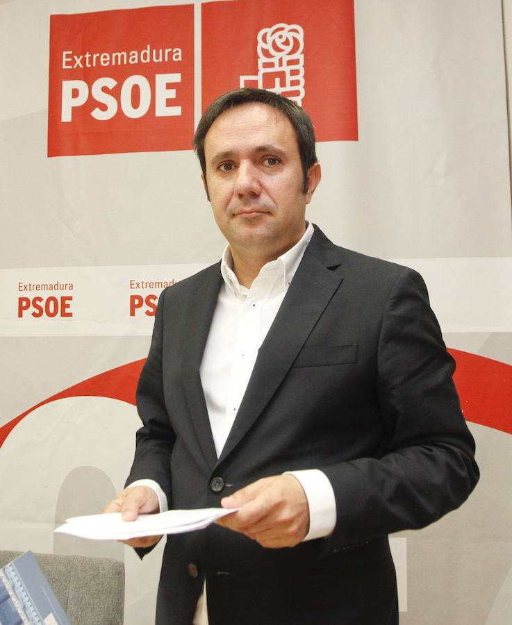 DIPUTADO DEL PSOE POR CÁCERES. César Ramos. 44 años. Mantiene su acta en el Congreso, donde ya ha ejercido como diputado en las dos últimas legislaturas. Ingeniero técnico industrial, fue parlamentario en la Asamblea de Extremadura entre 2006 y 2015 y es secretario de Innovación del PSOE de Extremadura.