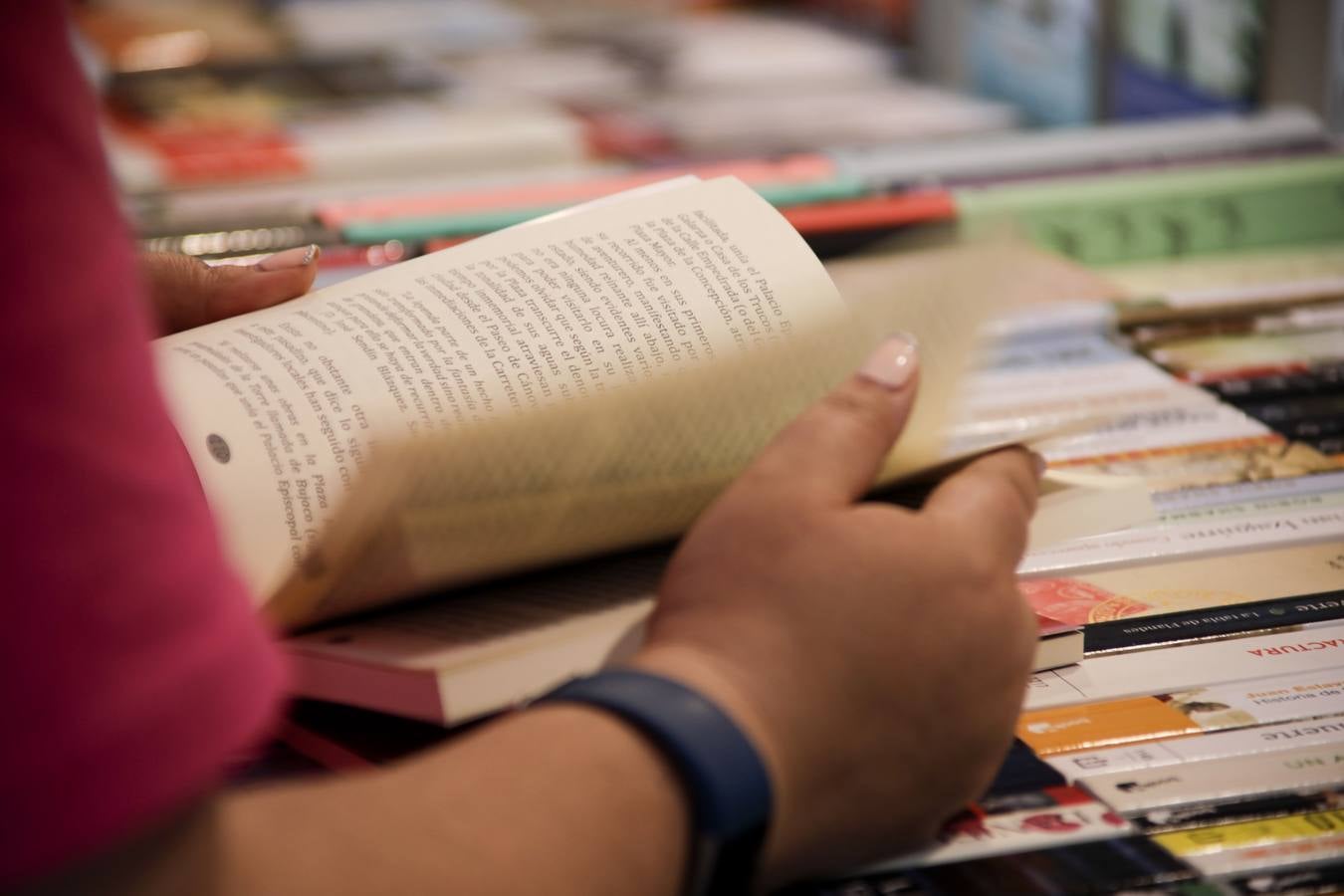 Cáceres celebra la vigésima edición de su Feria del Libro. El Paseo de Canóvas acoge un año más este evento de la capital cacereña que podrá visitarse hasta el 5 de mayo. Con el objetivo de acercar la lectura a los ciudadanos, los libreros agradecen este tipo de eventos.