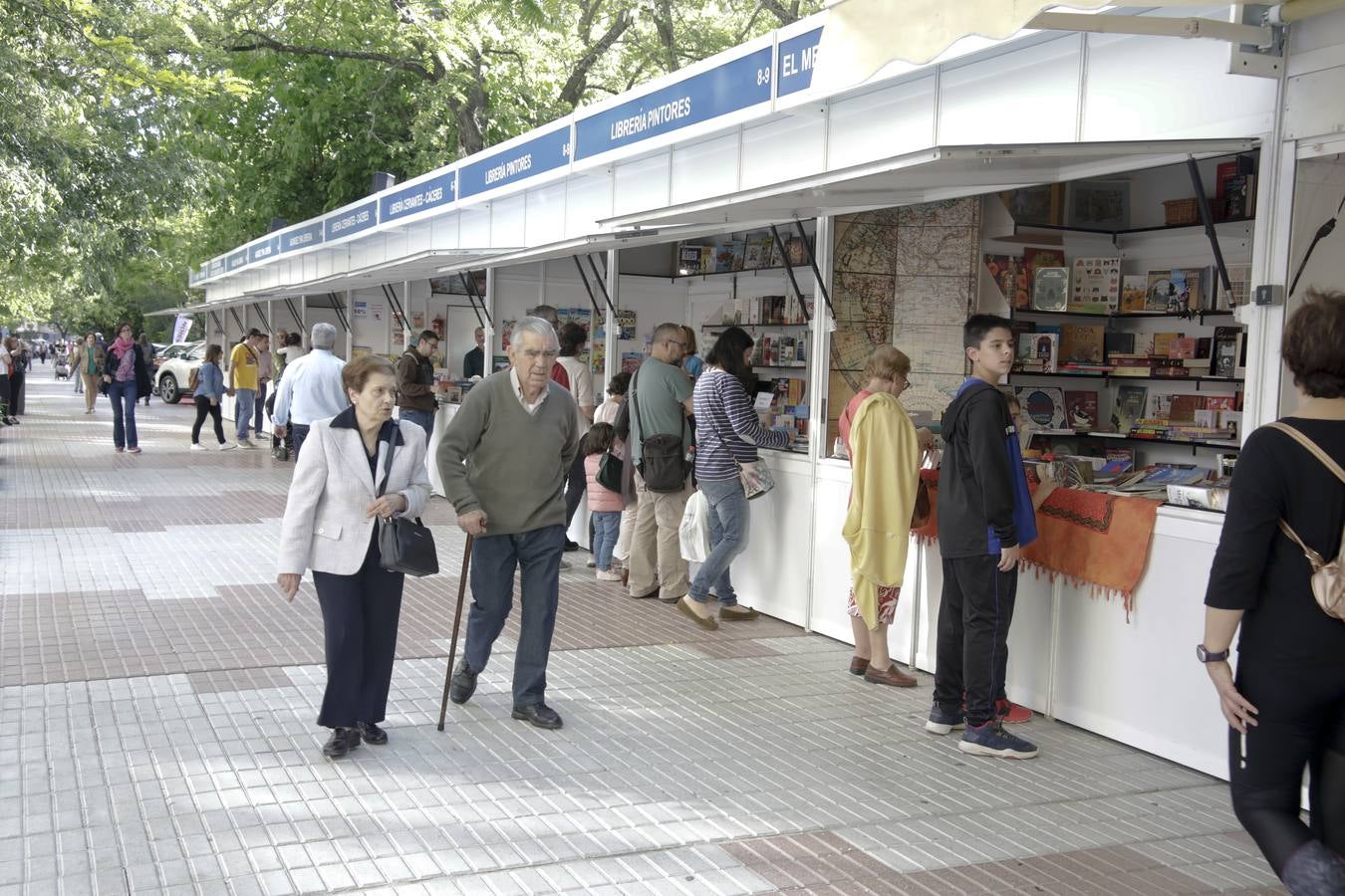 Cáceres celebra la vigésima edición de su Feria del Libro. El Paseo de Canóvas acoge un año más este evento de la capital cacereña que podrá visitarse hasta el 5 de mayo. Con el objetivo de acercar la lectura a los ciudadanos, los libreros agradecen este tipo de eventos.