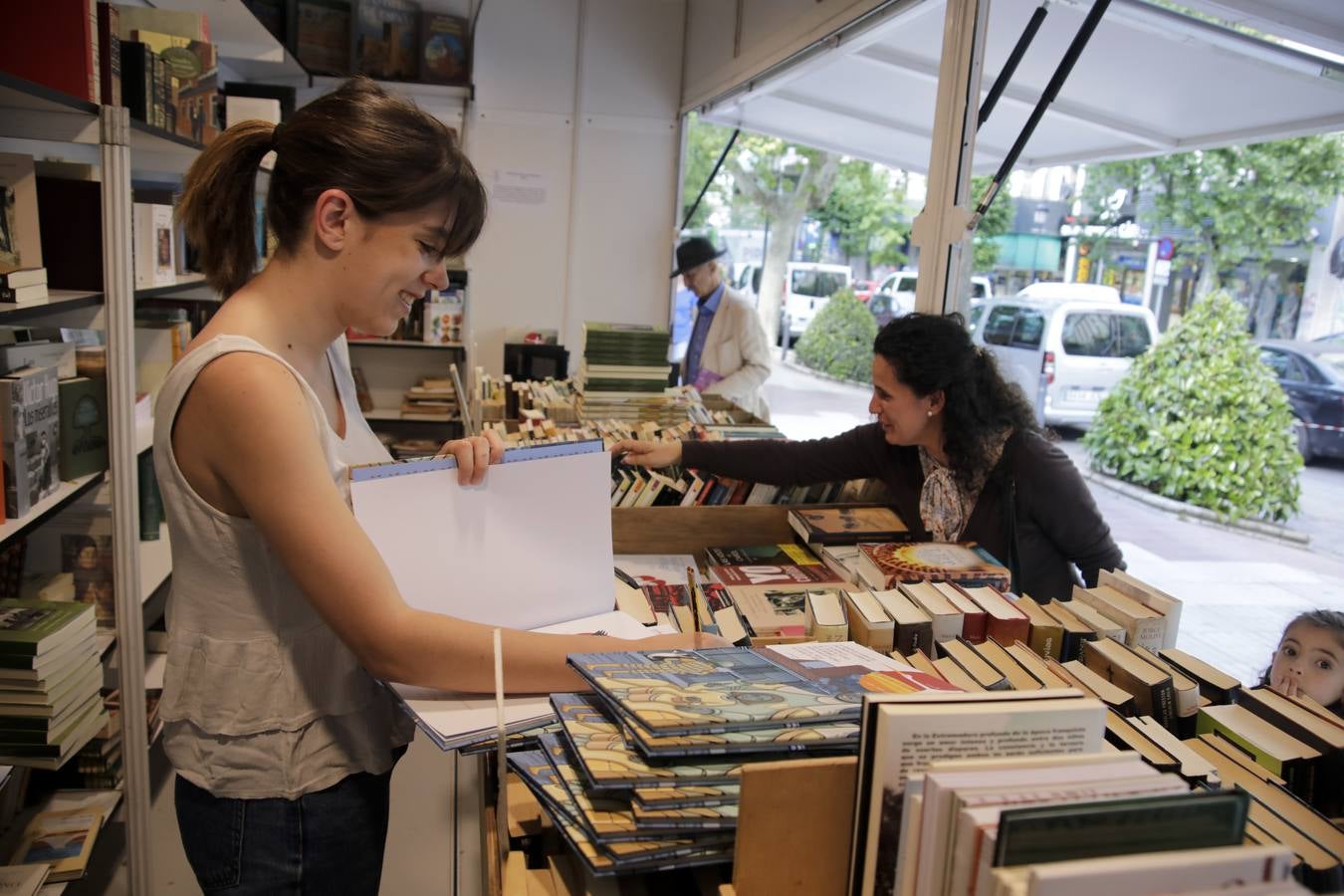 Cáceres celebra la vigésima edición de su Feria del Libro. El Paseo de Canóvas acoge un año más este evento de la capital cacereña que podrá visitarse hasta el 5 de mayo. Con el objetivo de acercar la lectura a los ciudadanos, los libreros agradecen este tipo de eventos.