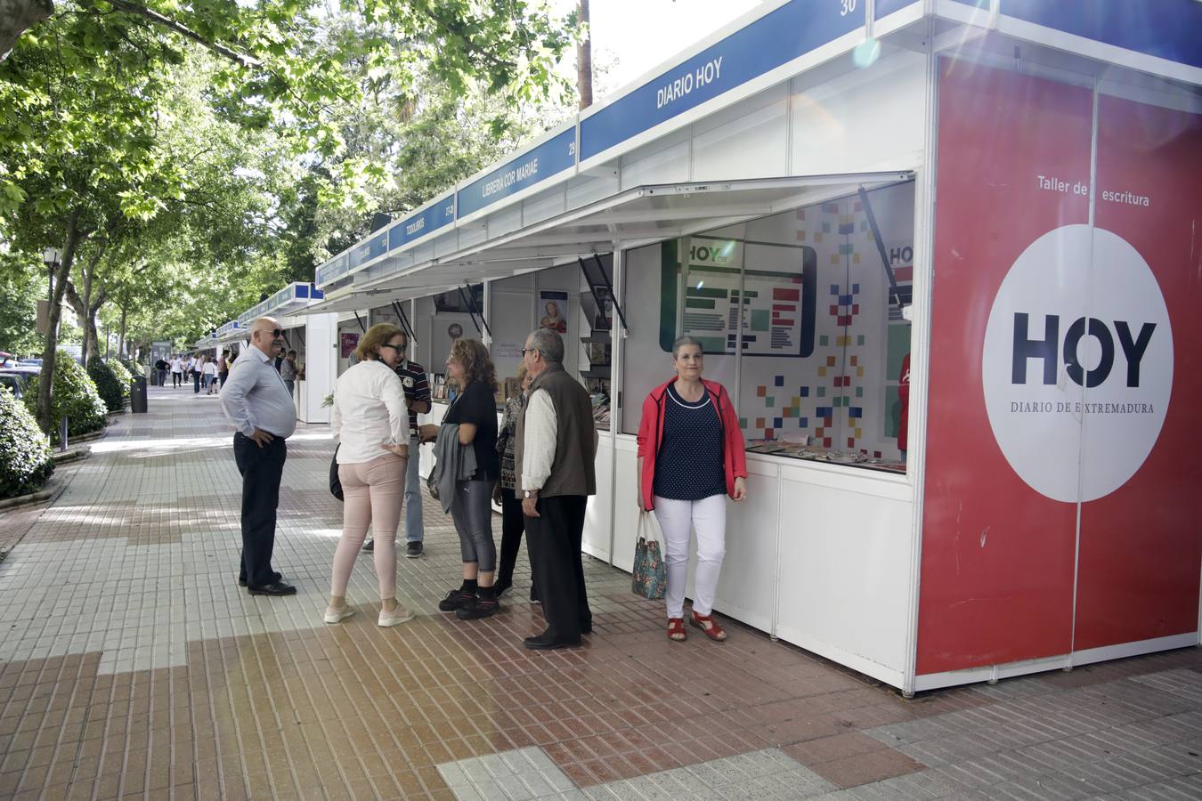 Cáceres celebra la vigésima edición de su Feria del Libro. El Paseo de Canóvas acoge un año más este evento de la capital cacereña que podrá visitarse hasta el 5 de mayo. Con el objetivo de acercar la lectura a los ciudadanos, los libreros agradecen este tipo de eventos.