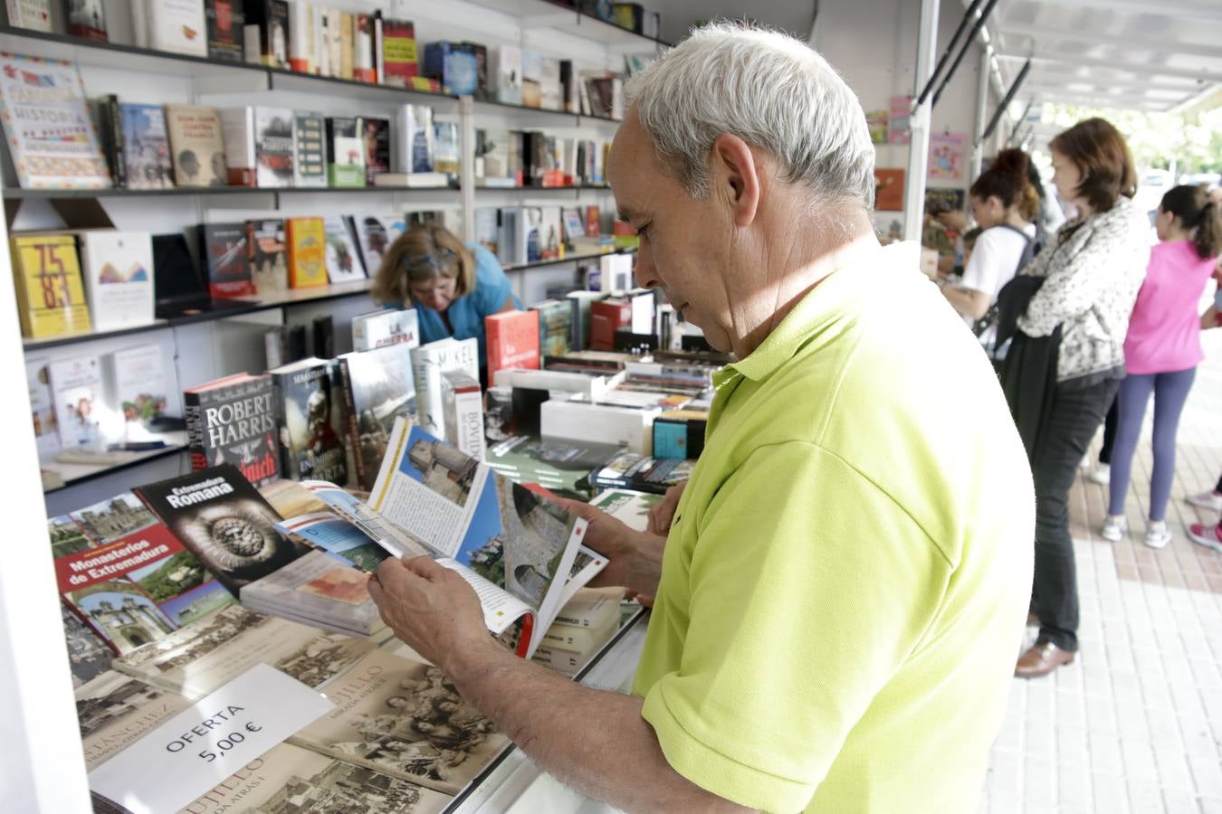 Cáceres celebra la vigésima edición de su Feria del Libro. El Paseo de Canóvas acoge un año más este evento de la capital cacereña que podrá visitarse hasta el 5 de mayo. Con el objetivo de acercar la lectura a los ciudadanos, los libreros agradecen este tipo de eventos.