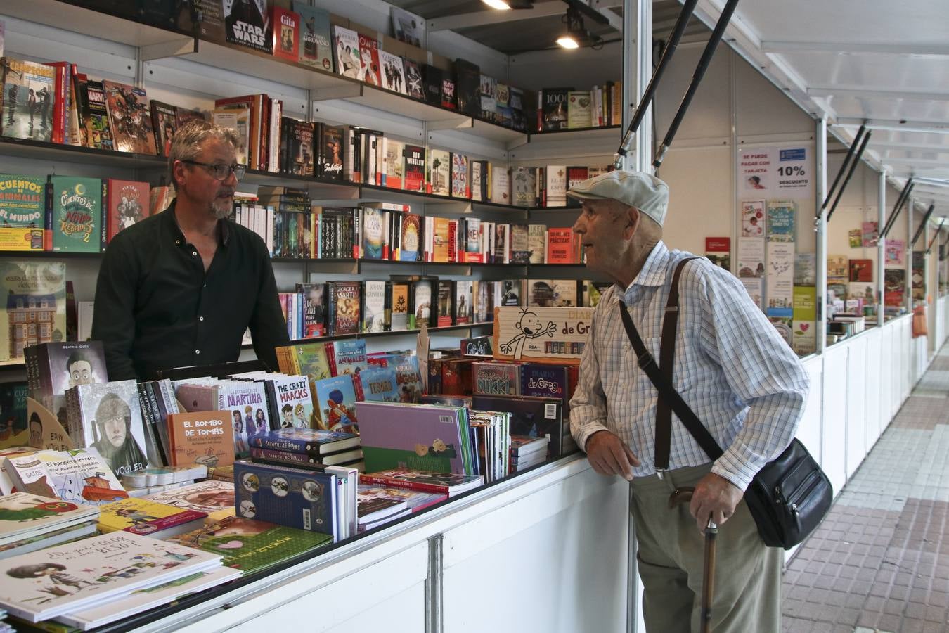 Cáceres celebra la vigésima edición de su Feria del Libro. El Paseo de Canóvas acoge un año más este evento de la capital cacereña que podrá visitarse hasta el 5 de mayo. Con el objetivo de acercar la lectura a los ciudadanos, los libreros agradecen este tipo de eventos.