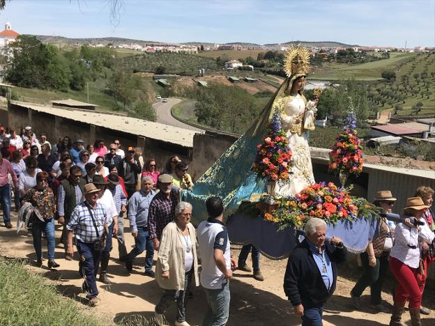 Los romeros llevan a la Virgen hasta su santuario. :: a. m.