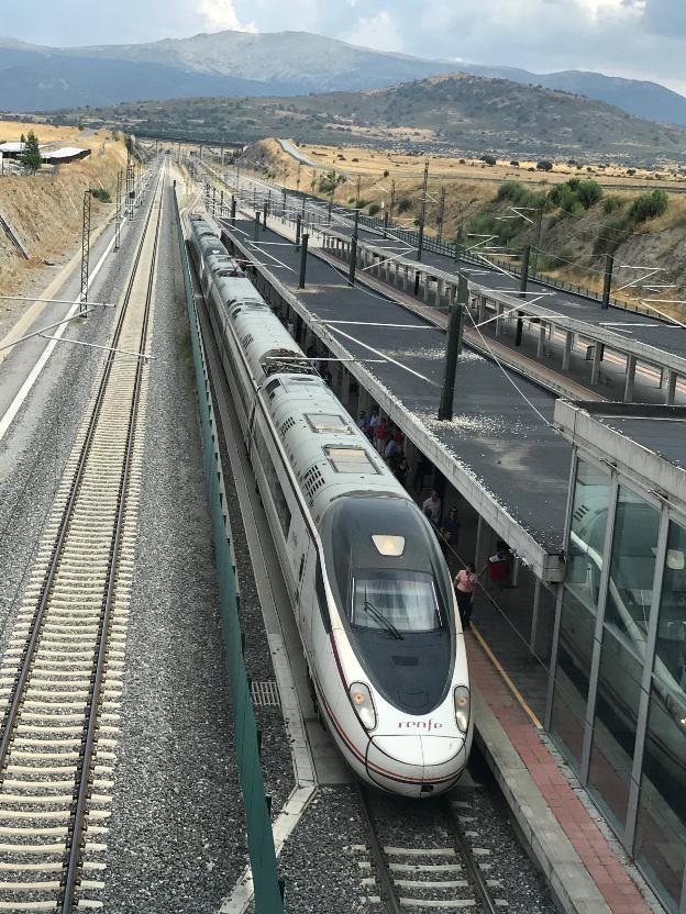 Tren Ave en la nueva estación de ferrocarril de Segovia. :: E.R.