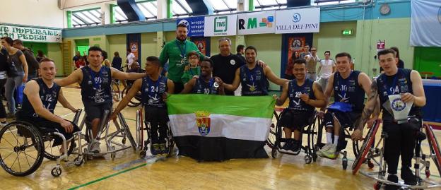 Parte de la expedición del Mideba, con la bandera extremeña y el título de campeón de la Euroliga 2 el domingo en Porto Potenza. :: MIDEBA