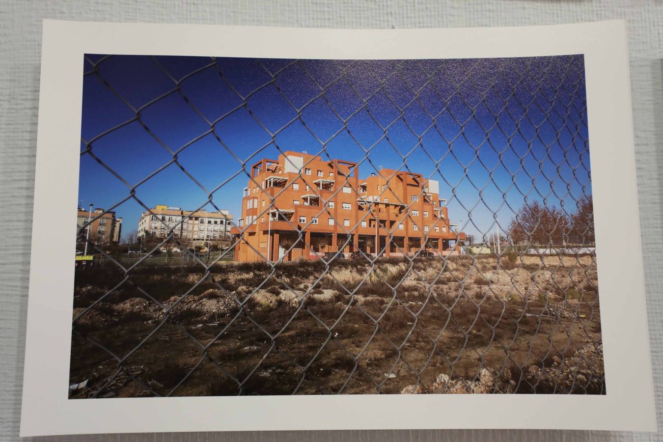 Del 26 de abril al 26 de mayo, en el Centro Cultural Santo Domingo de la Fundación CB, se puede visitar la exposición fotográfica 'Ciudad Incierta' de Ceferino López, una muestra como un repertorio visual que trata de situar al espectador en el territorio exacto que habita, animándole a reflexionar sobre el estado de las cosas.