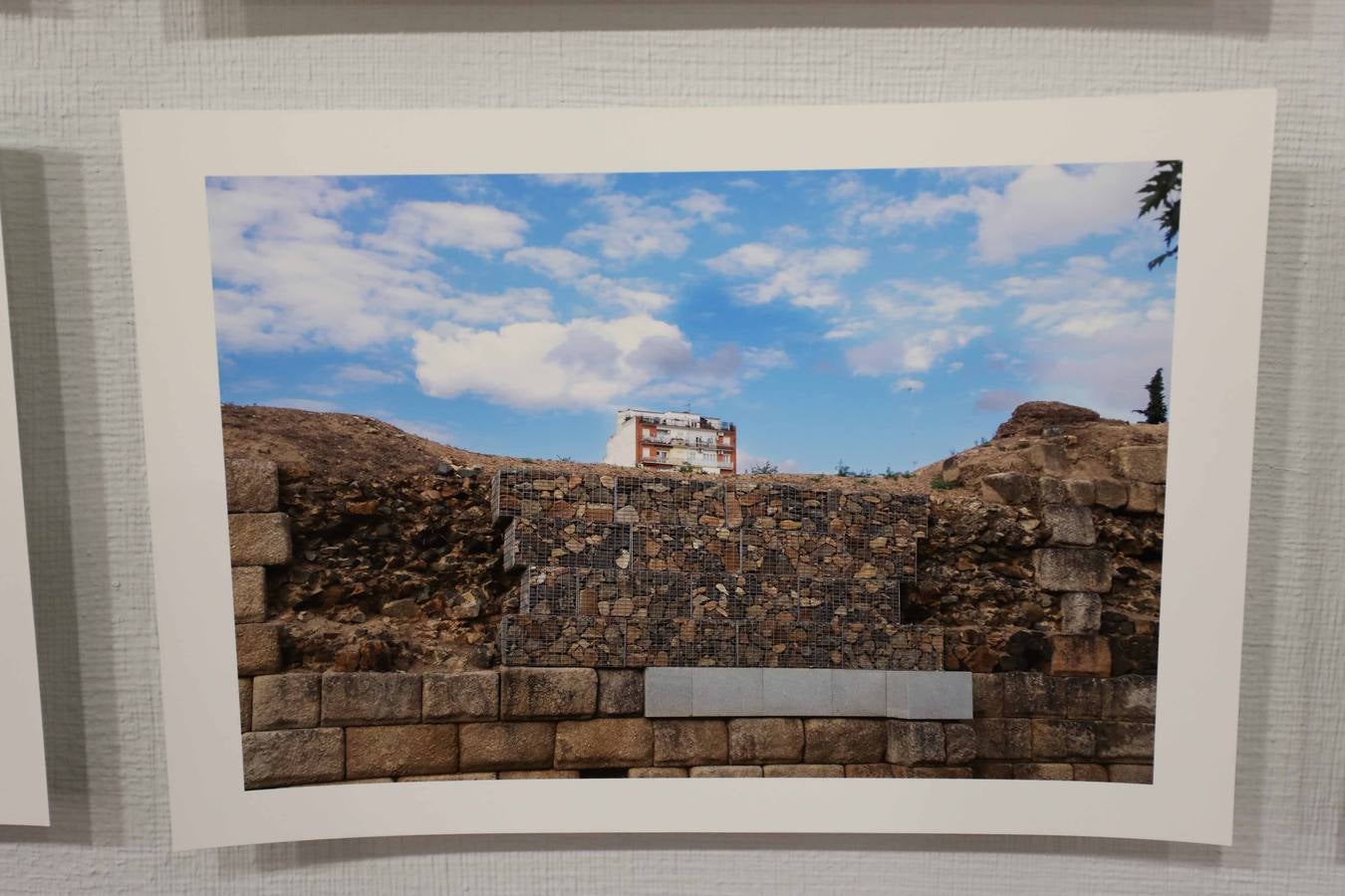 Del 26 de abril al 26 de mayo, en el Centro Cultural Santo Domingo de la Fundación CB, se puede visitar la exposición fotográfica 'Ciudad Incierta' de Ceferino López, una muestra como un repertorio visual que trata de situar al espectador en el territorio exacto que habita, animándole a reflexionar sobre el estado de las cosas.