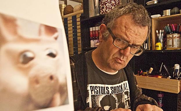 Luis Costillo con una de sus obra recientes en 2012 