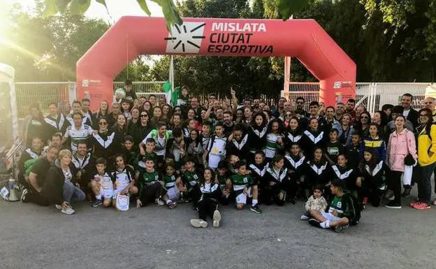 Jugadores, técnicos y familiares de las selecciones extremeñas alevines masculina y femenina en Mislata. :: @FedExFutbol 