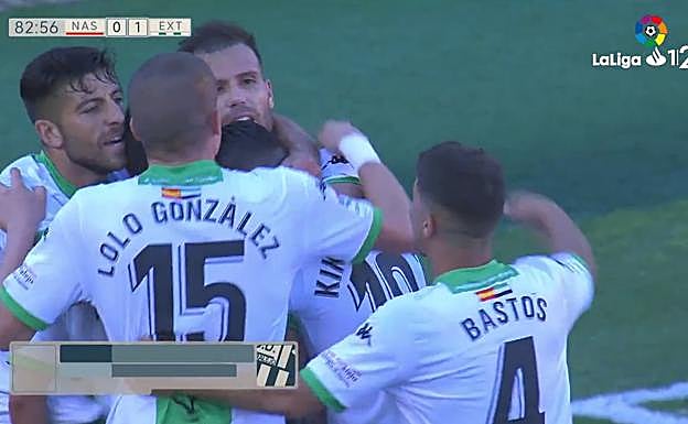 Ortuño es felicitado por sus compañeros tras conseguir el gol de la victoria