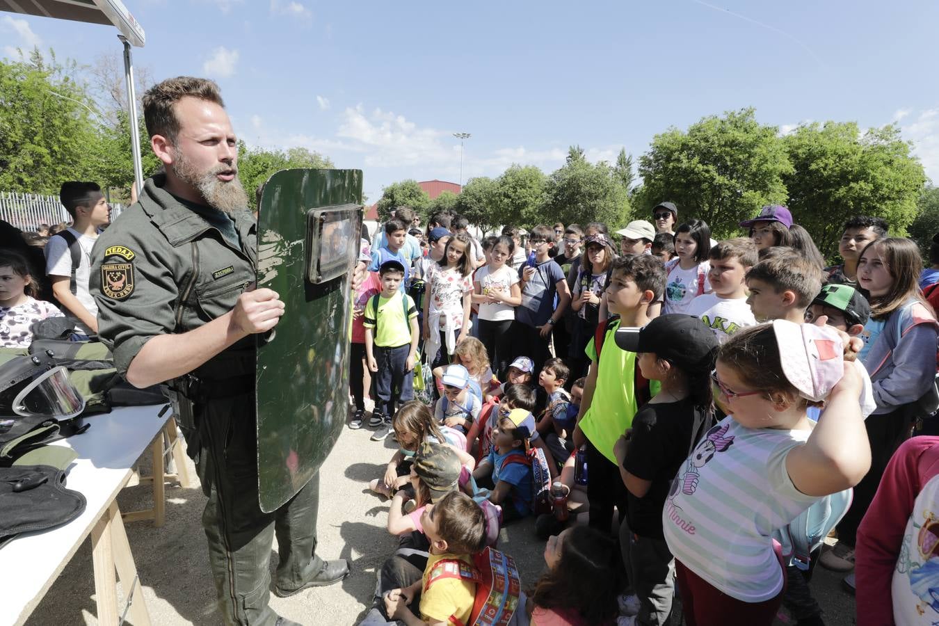 El parque del Rodeo fue el escenario de varias exhibiciones y una exposición de material realizadas ayer por la Guardia Civil de Cáceres con motivo de 175 aniversario de la fundación del cuerpo. Por la mañana acudieron más de un millar de alumnos de centros escolares de Cáceres, Navas del Madroño, Serradilla y Malpartida de Cáceres, y por la tarde las exhibiciones de las distintas unidades de la Guardia Civil estuvieron abiertas al público en general.