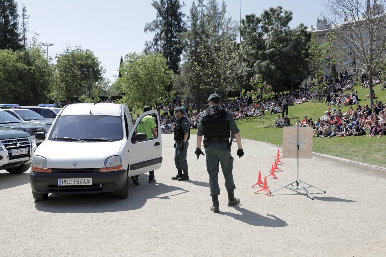 El parque del Rodeo fue el escenario de varias exhibiciones y una exposición de material realizadas ayer por la Guardia Civil de Cáceres con motivo de 175 aniversario de la fundación del cuerpo. Por la mañana acudieron más de un millar de alumnos de centros escolares de Cáceres, Navas del Madroño, Serradilla y Malpartida de Cáceres, y por la tarde las exhibiciones de las distintas unidades de la Guardia Civil estuvieron abiertas al público en general.