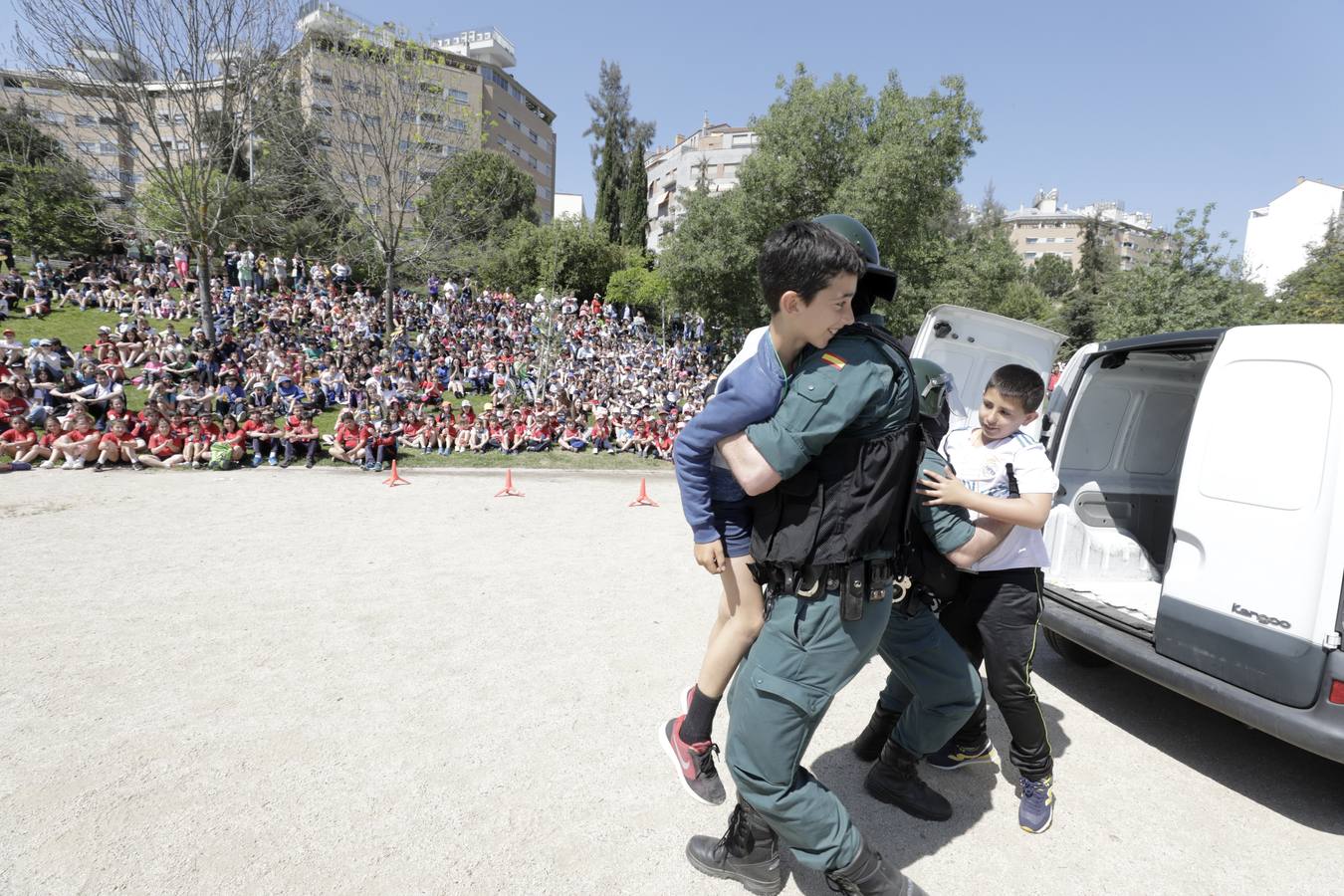 El parque del Rodeo fue el escenario de varias exhibiciones y una exposición de material realizadas ayer por la Guardia Civil de Cáceres con motivo de 175 aniversario de la fundación del cuerpo. Por la mañana acudieron más de un millar de alumnos de centros escolares de Cáceres, Navas del Madroño, Serradilla y Malpartida de Cáceres, y por la tarde las exhibiciones de las distintas unidades de la Guardia Civil estuvieron abiertas al público en general.
