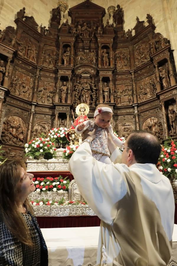 Desde las cuatro y media de la tarde, durante una hora, se cumplió con la tradición de la presentación de los cacereños nacidos en el último año ante la Patrona de la ciudad. Es uno de los actos más populares que se realizan durante la estancia de la imagen de la Virgen en la Concatedral de Santa María, llenándose el templo de bebés acompañados de sus padres, abuelos y demás familiares.