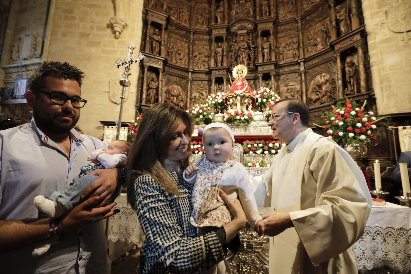 Desde las cuatro y media de la tarde, durante una hora, se cumplió con la tradición de la presentación de los cacereños nacidos en el último año ante la Patrona de la ciudad. Es uno de los actos más populares que se realizan durante la estancia de la imagen de la Virgen en la Concatedral de Santa María, llenándose el templo de bebés acompañados de sus padres, abuelos y demás familiares.