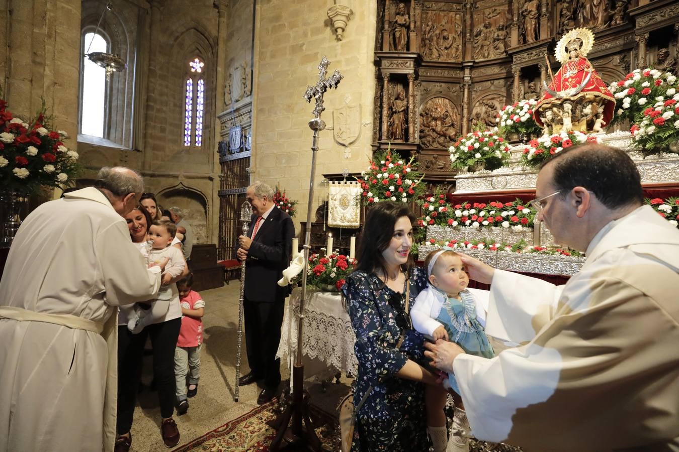 Desde las cuatro y media de la tarde, durante una hora, se cumplió con la tradición de la presentación de los cacereños nacidos en el último año ante la Patrona de la ciudad. Es uno de los actos más populares que se realizan durante la estancia de la imagen de la Virgen en la Concatedral de Santa María, llenándose el templo de bebés acompañados de sus padres, abuelos y demás familiares.