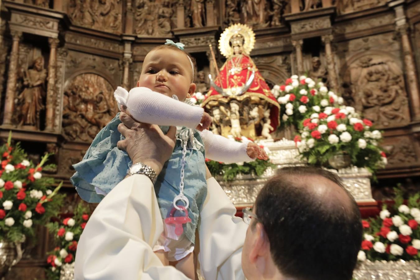 Desde las cuatro y media de la tarde, durante una hora, se cumplió con la tradición de la presentación de los cacereños nacidos en el último año ante la Patrona de la ciudad. Es uno de los actos más populares que se realizan durante la estancia de la imagen de la Virgen en la Concatedral de Santa María, llenándose el templo de bebés acompañados de sus padres, abuelos y demás familiares.