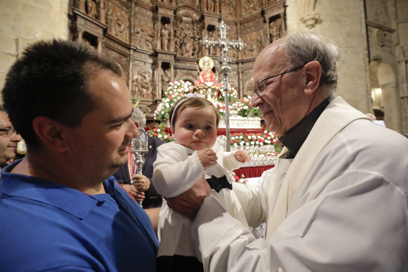 Desde las cuatro y media de la tarde, durante una hora, se cumplió con la tradición de la presentación de los cacereños nacidos en el último año ante la Patrona de la ciudad. Es uno de los actos más populares que se realizan durante la estancia de la imagen de la Virgen en la Concatedral de Santa María, llenándose el templo de bebés acompañados de sus padres, abuelos y demás familiares.