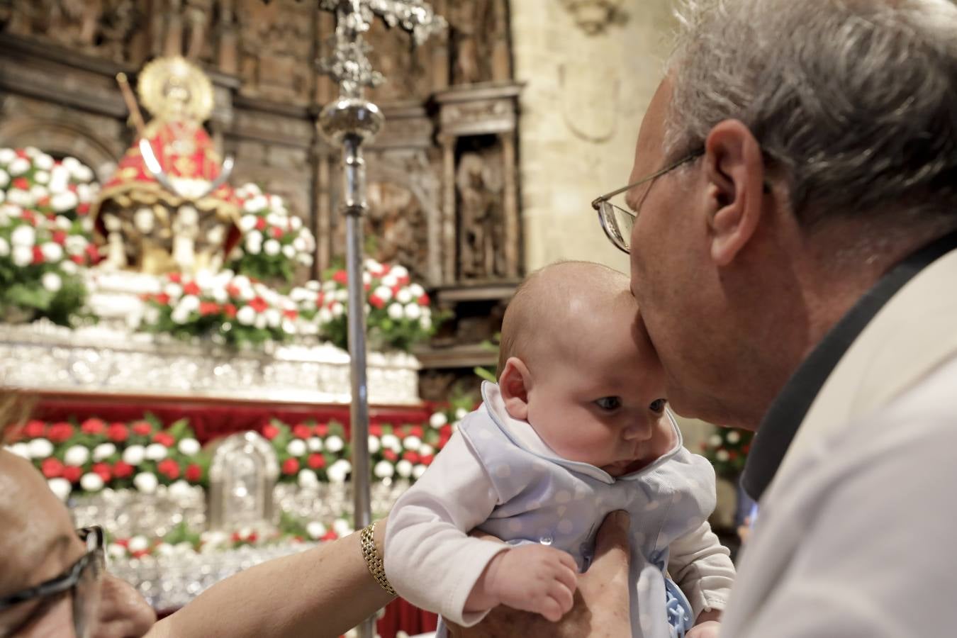 Desde las cuatro y media de la tarde, durante una hora, se cumplió con la tradición de la presentación de los cacereños nacidos en el último año ante la Patrona de la ciudad. Es uno de los actos más populares que se realizan durante la estancia de la imagen de la Virgen en la Concatedral de Santa María, llenándose el templo de bebés acompañados de sus padres, abuelos y demás familiares.