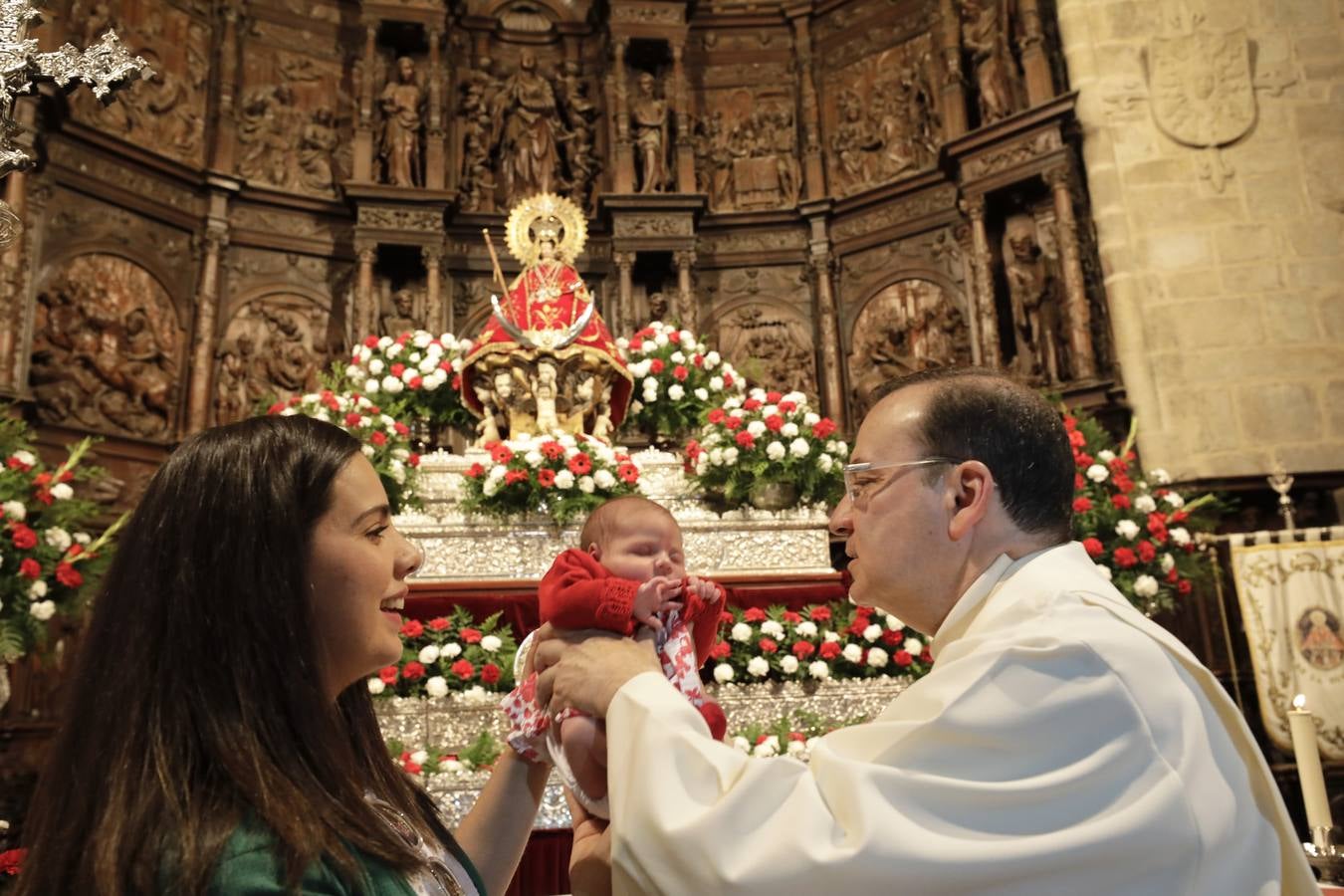 Desde las cuatro y media de la tarde, durante una hora, se cumplió con la tradición de la presentación de los cacereños nacidos en el último año ante la Patrona de la ciudad. Es uno de los actos más populares que se realizan durante la estancia de la imagen de la Virgen en la Concatedral de Santa María, llenándose el templo de bebés acompañados de sus padres, abuelos y demás familiares.